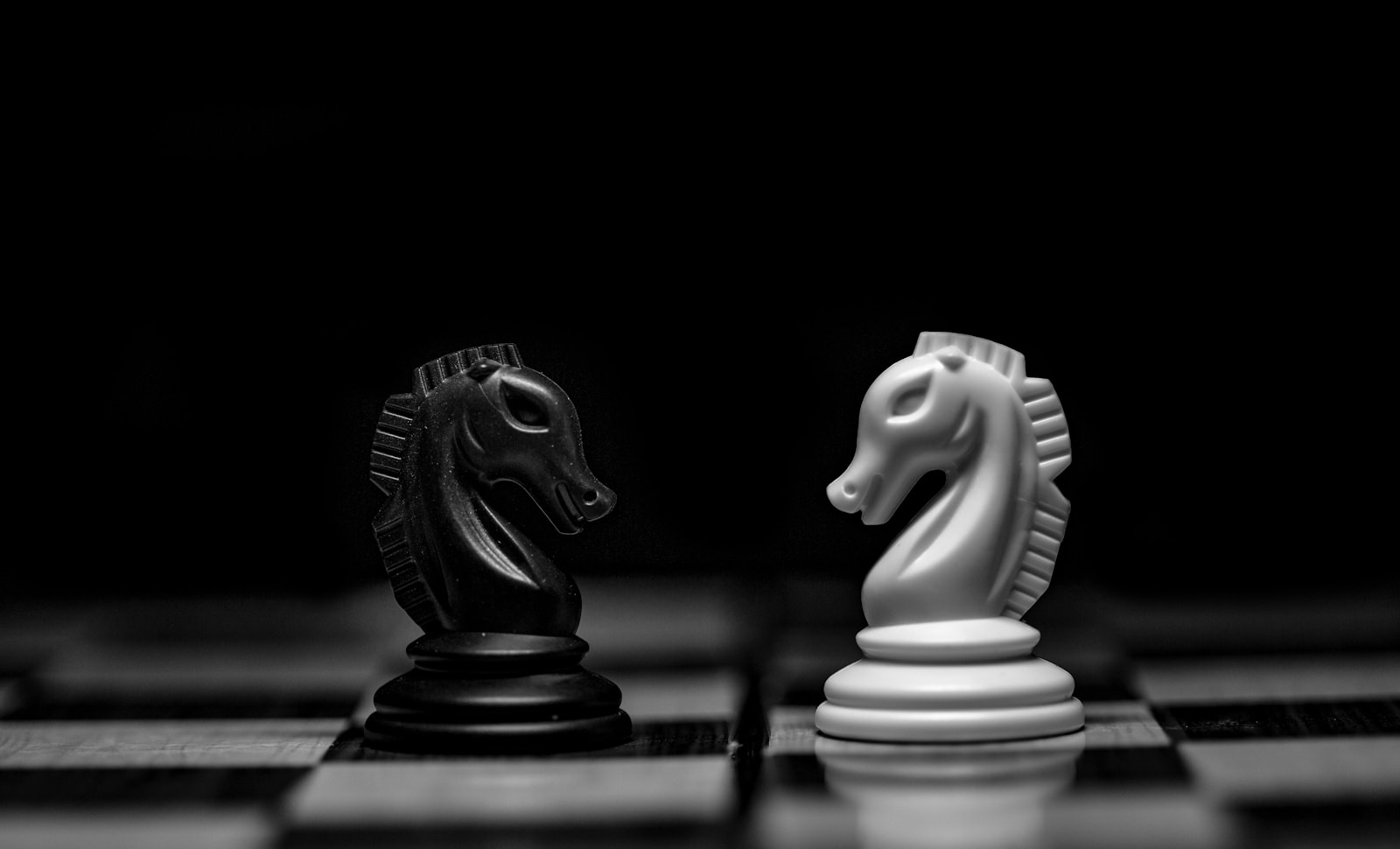 象徵公平策略競技的黑白棋子
